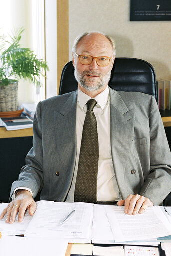 Fotografi 3: Portrait of Director General Dietmar NICKEL in his office in Brussels