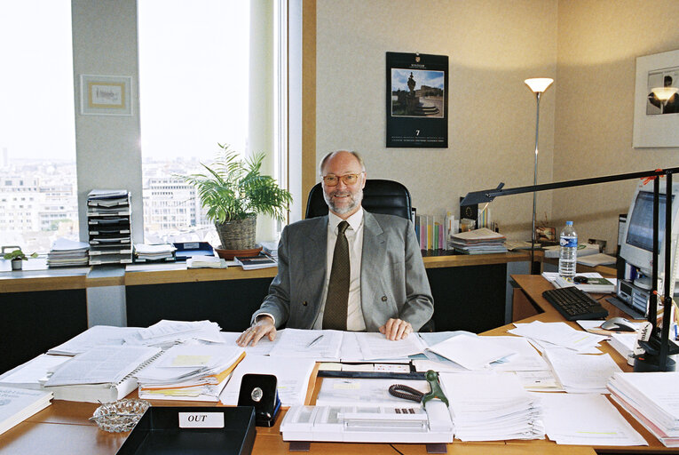 Снимка 2: Portrait of Director General Dietmar NICKEL in his office in Brussels