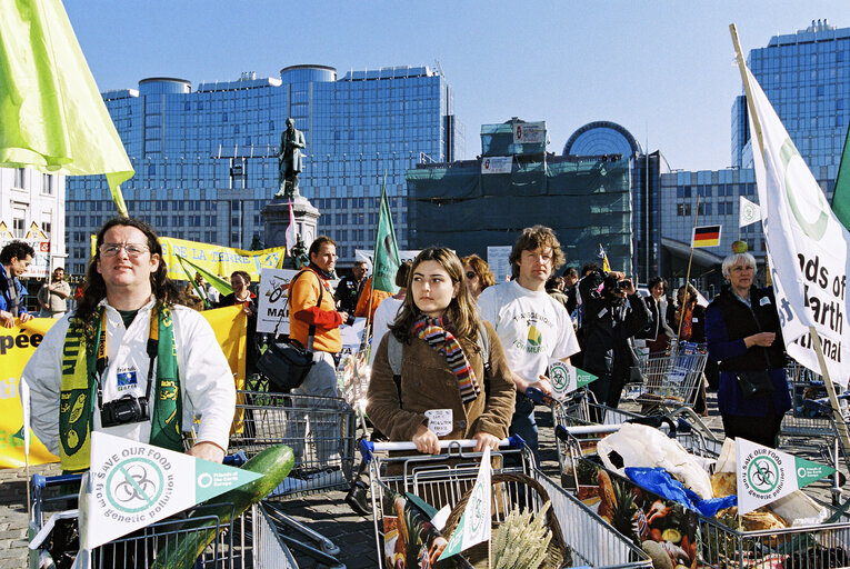 Billede 8: Demonstration against the use of GMO's in food