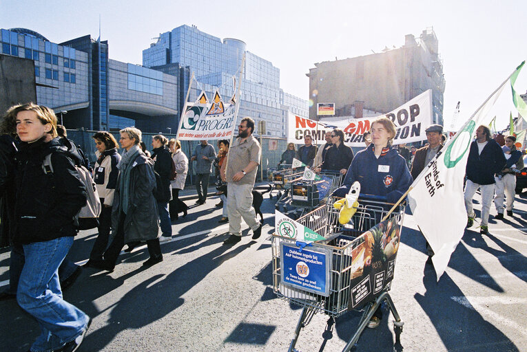 Billede 1: Demonstration against the use of GMO's in food