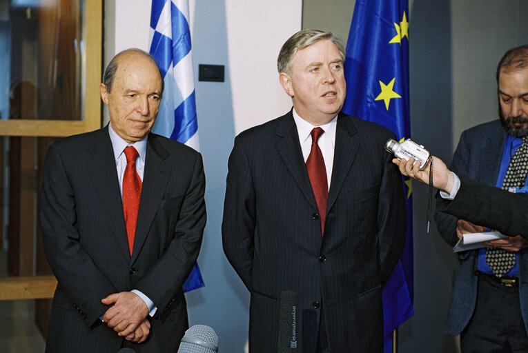 Fotografija 1: Press conference following the presentation of the Greek Presidency programme by Greek Prime Minister