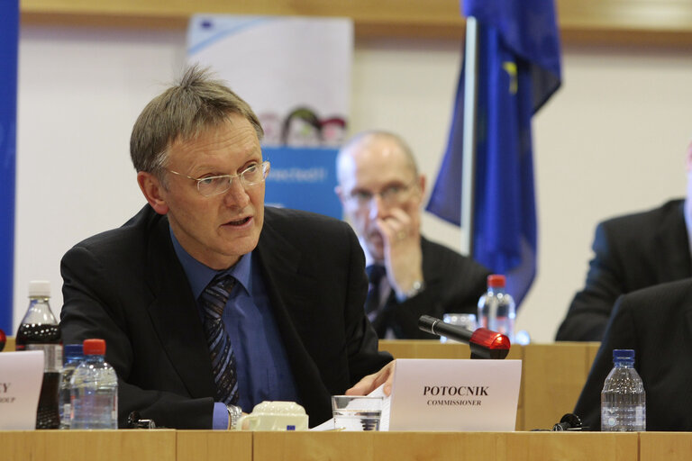 Fotogrāfija 6: EP President participates in the round table on 'The future of the digital age in Europe'.