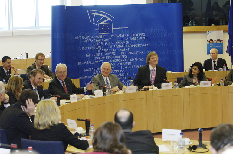 Fotogrāfija 4: EP President participates in the round table on 'The future of the digital age in Europe'.