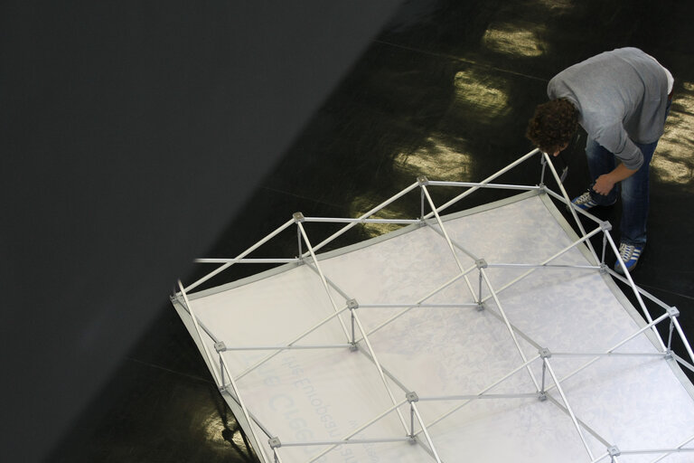 Foto 2: A man prepares a backdrop