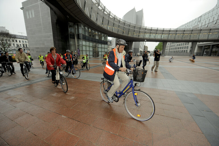 Fotografie 2: Bike tour in Brussels with the President of the European Parliament