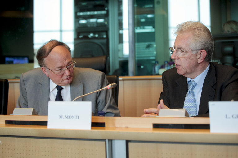 Fotografie 1: Discussion with Mario MONTI on A new Strategy for the Single Market