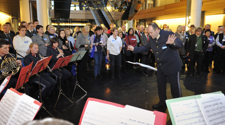 Nuotrauka 37: Jerzy BUZEK, EP President, receives the Flame of Peace from Bethleem in Strasbourg