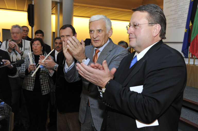 Nuotrauka 31: Jerzy BUZEK, EP President, receives the Flame of Peace from Bethleem in Strasbourg