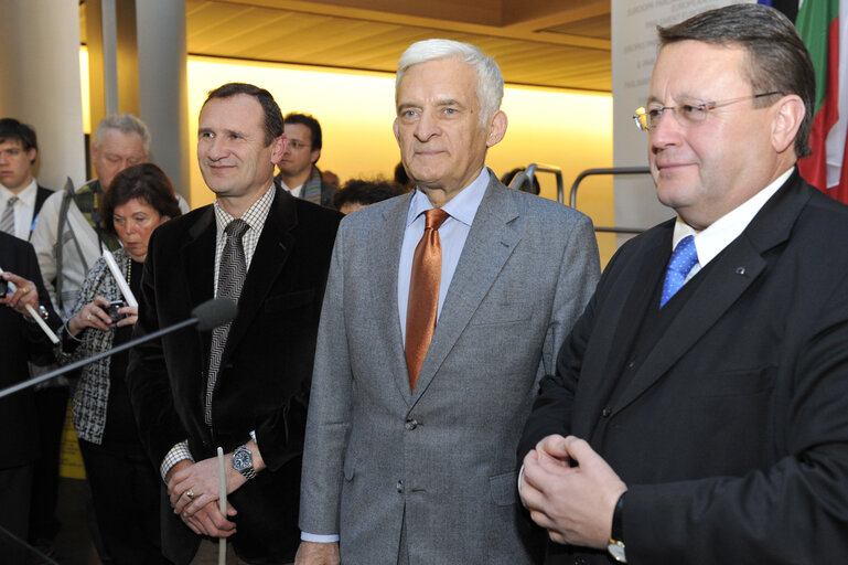 Nuotrauka 34: Jerzy BUZEK, EP President, receives the Flame of Peace from Bethleem in Strasbourg