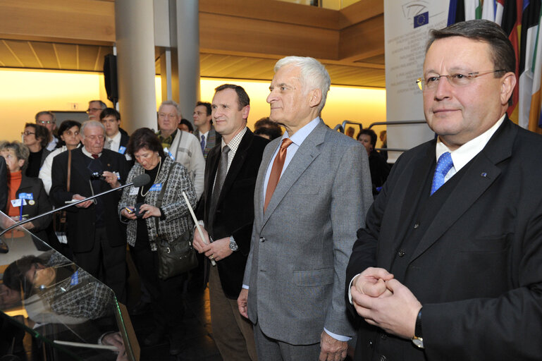 Nuotrauka 33: Jerzy BUZEK, EP President, receives the Flame of Peace from Bethleem in Strasbourg