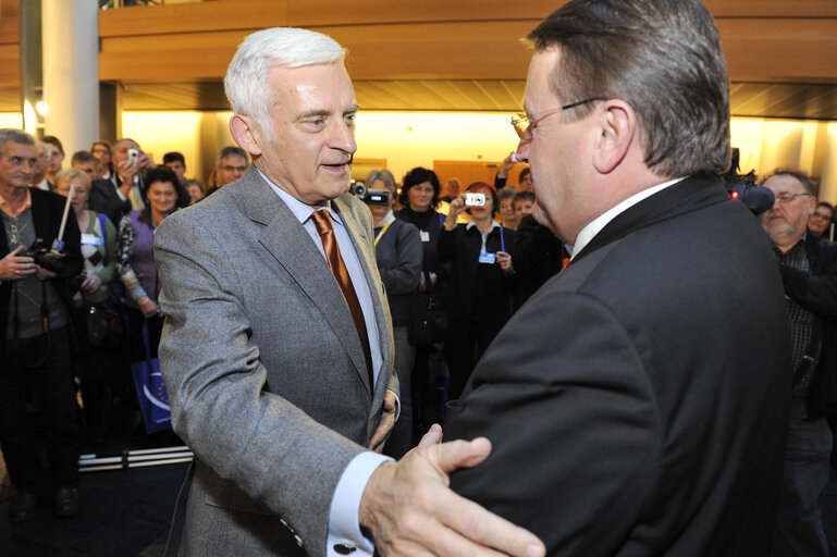 Nuotrauka 35: Jerzy BUZEK, EP President, receives the Flame of Peace from Bethleem in Strasbourg