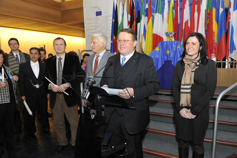 Nuotrauka 32: Jerzy BUZEK, EP President, receives the Flame of Peace from Bethleem in Strasbourg