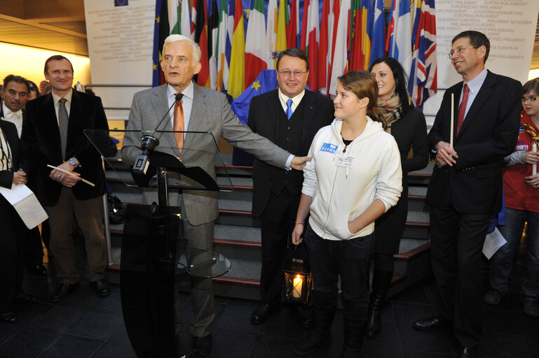 Nuotrauka 30: Jerzy BUZEK, EP President, receives the Flame of Peace from Bethleem in Strasbourg