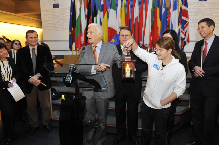 Nuotrauka 27: Jerzy BUZEK, EP President, receives the Flame of Peace from Bethleem in Strasbourg