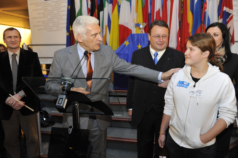 Nuotrauka 26: Jerzy BUZEK, EP President, receives the Flame of Peace from Bethleem in Strasbourg