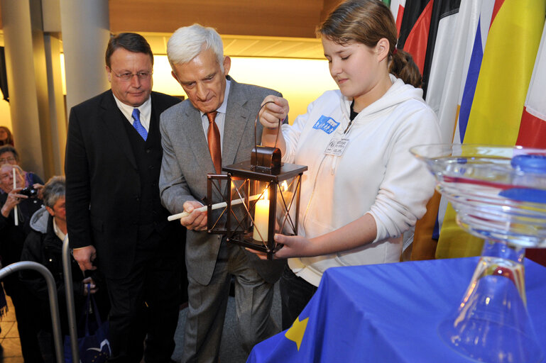 Nuotrauka 24: Jerzy BUZEK, EP President, receives the Flame of Peace from Bethleem in Strasbourg