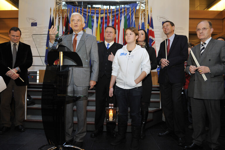 Nuotrauka 28: Jerzy BUZEK, EP President, receives the Flame of Peace from Bethleem in Strasbourg