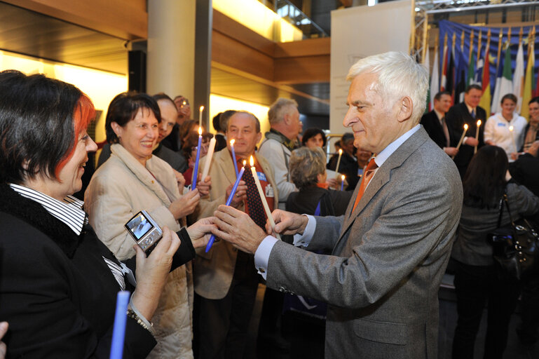 Nuotrauka 18: Jerzy BUZEK, EP President, receives the Flame of Peace from Bethleem in Strasbourg