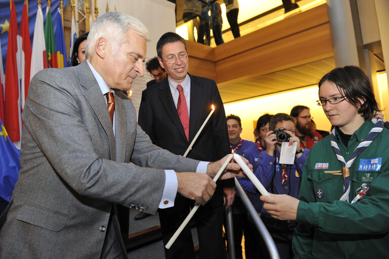 Nuotrauka 22: Jerzy BUZEK, EP President, receives the Flame of Peace from Bethleem in Strasbourg