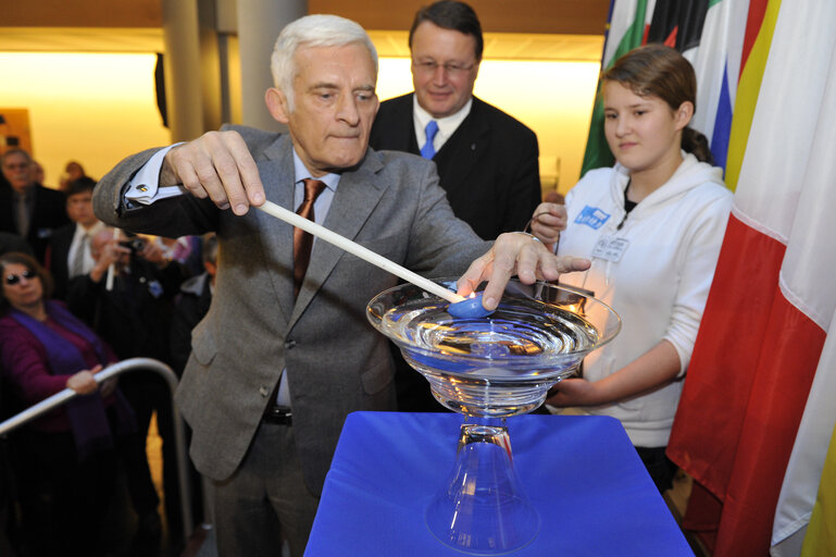 Nuotrauka 25: Jerzy BUZEK, EP President, receives the Flame of Peace from Bethleem in Strasbourg