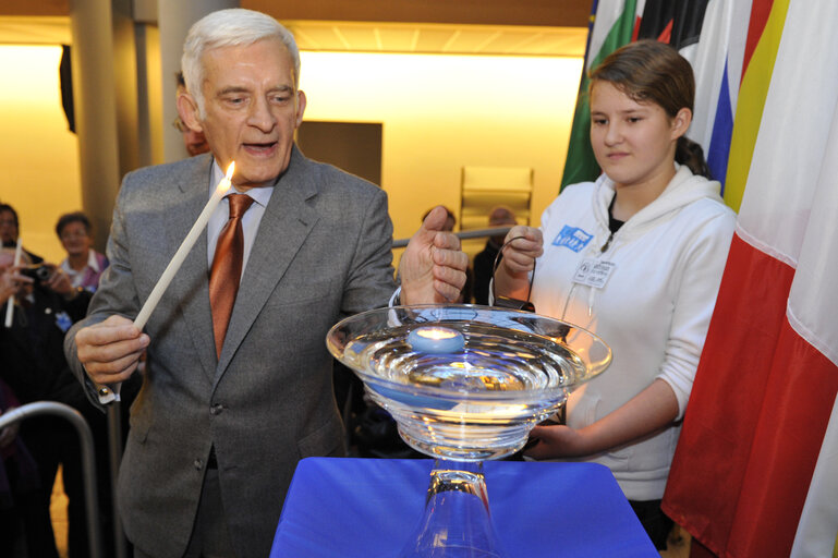 Nuotrauka 23: Jerzy BUZEK, EP President, receives the Flame of Peace from Bethleem in Strasbourg