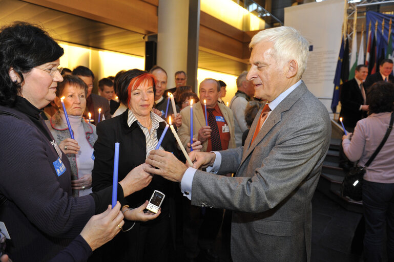 Nuotrauka 20: Jerzy BUZEK, EP President, receives the Flame of Peace from Bethleem in Strasbourg