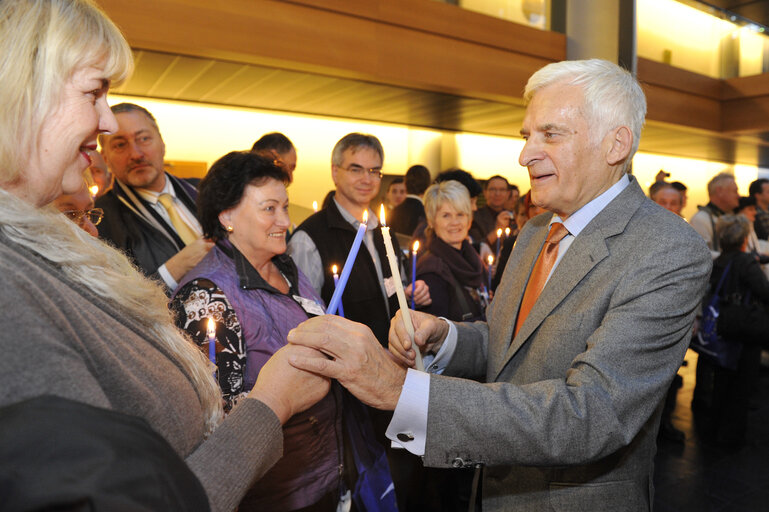 Nuotrauka 21: Jerzy BUZEK, EP President, receives the Flame of Peace from Bethleem in Strasbourg