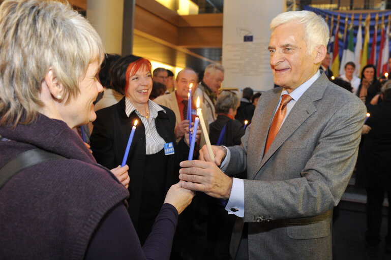 Nuotrauka 19: Jerzy BUZEK, EP President, receives the Flame of Peace from Bethleem in Strasbourg