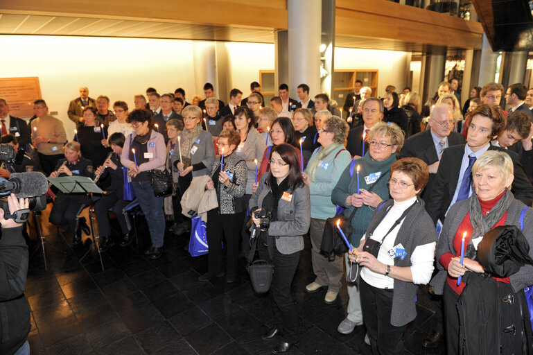 Nuotrauka 15: Jerzy BUZEK, EP President, receives the Flame of Peace from Bethleem in Strasbourg