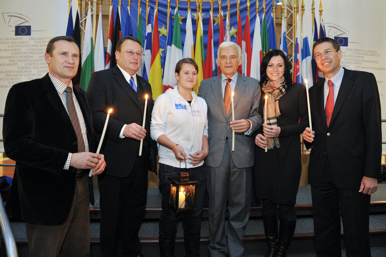 Nuotrauka 16: Jerzy BUZEK, EP President, receives the Flame of Peace from Bethleem in Strasbourg