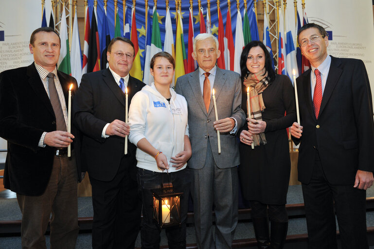 Nuotrauka 17: Jerzy BUZEK, EP President, receives the Flame of Peace from Bethleem in Strasbourg