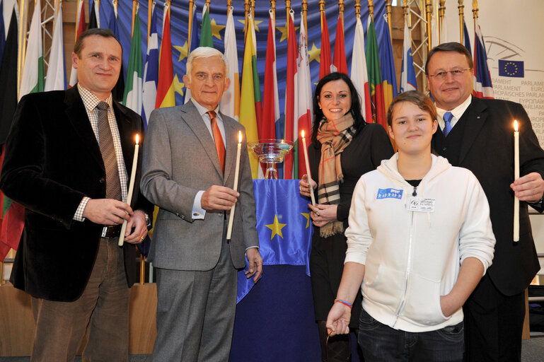 Nuotrauka 13: Jerzy BUZEK, EP President, receives the Flame of Peace from Bethleem in Strasbourg