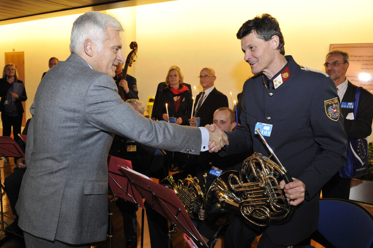 Nuotrauka 9: Jerzy BUZEK, EP President, receives the Flame of Peace from Bethleem in Strasbourg