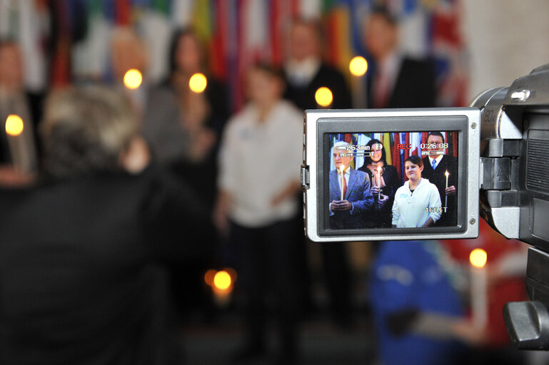 Nuotrauka 11: Jerzy BUZEK, EP President, receives the Flame of Peace from Bethleem in Strasbourg