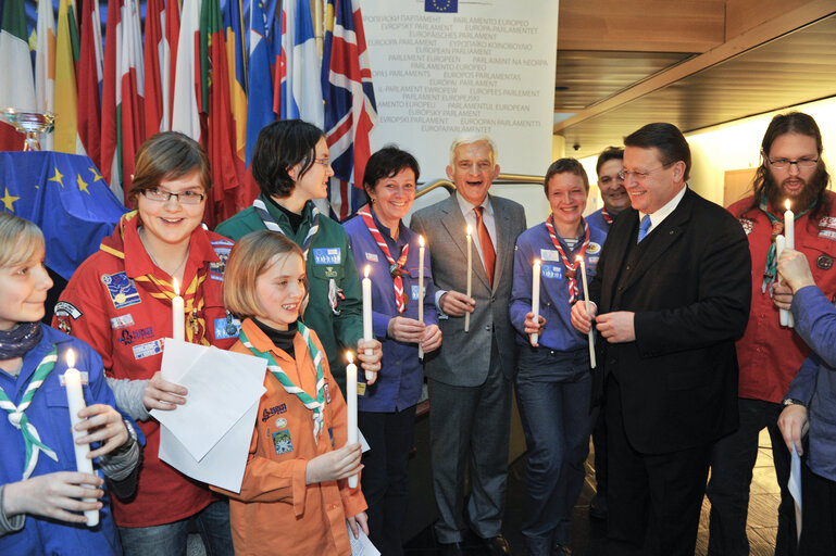 Nuotrauka 14: Jerzy BUZEK, EP President, receives the Flame of Peace from Bethleem in Strasbourg