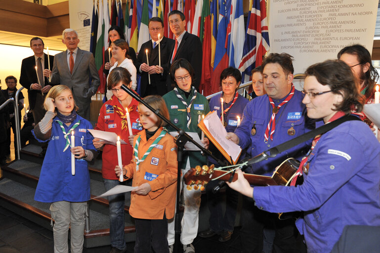 Nuotrauka 12: Jerzy BUZEK, EP President, receives the Flame of Peace from Bethleem in Strasbourg