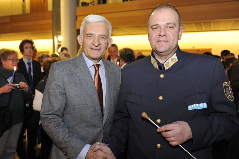 Nuotrauka 10: Jerzy BUZEK, EP President, receives the Flame of Peace from Bethleem in Strasbourg