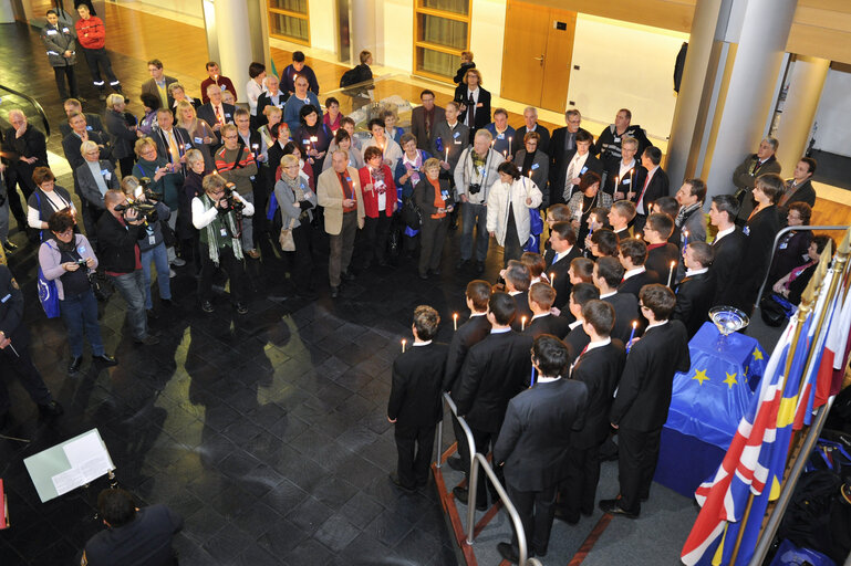 Nuotrauka 8: Jerzy BUZEK, EP President, receives the Flame of Peace from Bethleem in Strasbourg