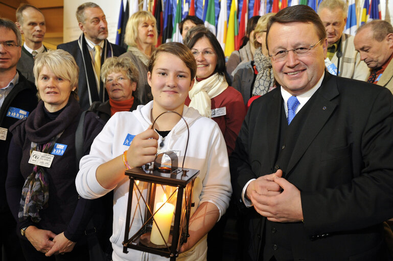 Nuotrauka 6: Jerzy BUZEK, EP President, receives the Flame of Peace from Bethleem in Strasbourg