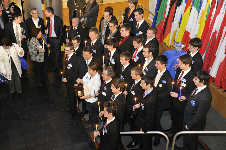 Nuotrauka 7: Jerzy BUZEK, EP President, receives the Flame of Peace from Bethleem in Strasbourg