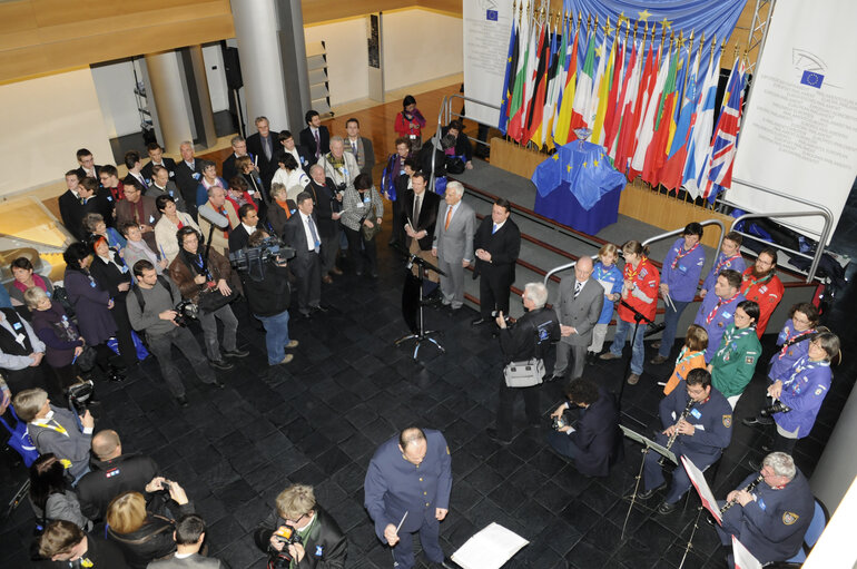 Nuotrauka 5: Jerzy BUZEK, EP President, receives the Flame of Peace from Bethleem in Strasbourg