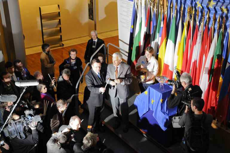 Nuotrauka 4: Jerzy BUZEK, EP President, receives the Flame of Peace from Bethleem in Strasbourg