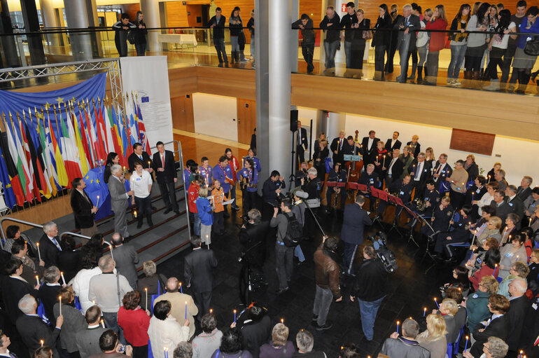 Nuotrauka 1: Jerzy BUZEK, EP President, receives the Flame of Peace from Bethleem in Strasbourg