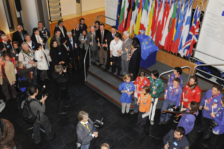 Nuotrauka 2: Jerzy BUZEK, EP President, receives the Flame of Peace from Bethleem in Strasbourg