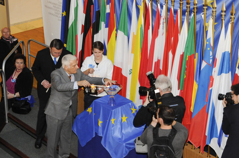 Nuotrauka 3: Jerzy BUZEK, EP President, receives the Flame of Peace from Bethleem in Strasbourg