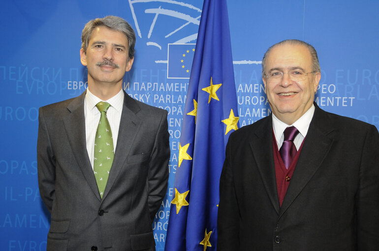 Zdjęcie 3: EP President Jerzy Buzek meets with MEPs Ioannis Kasoulides and JoseÃÅ Ignacio Salafranca Sanchez-Neyra in Strasbourg