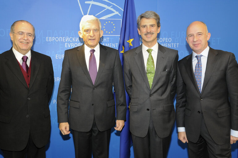 Zdjęcie 1: EP President Jerzy Buzek meets with MEPs Ioannis Kasoulides and JoseÃÅ Ignacio Salafranca Sanchez-Neyra in Strasbourg