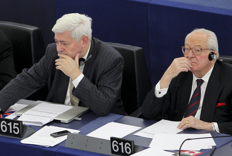 Foto 15: Jean Marie Le Pen et Bruno Gollnish pendant les votes du budget