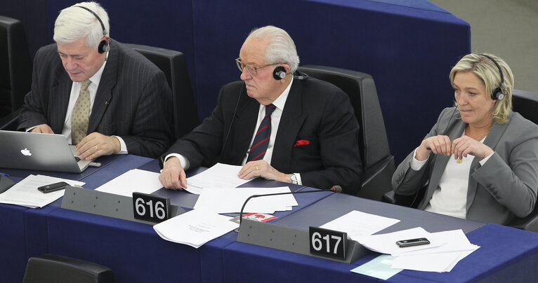 Foto 27: MEPS Bruno GOLLNISCH, Jean Marie LE PEN, Marine LE PEN