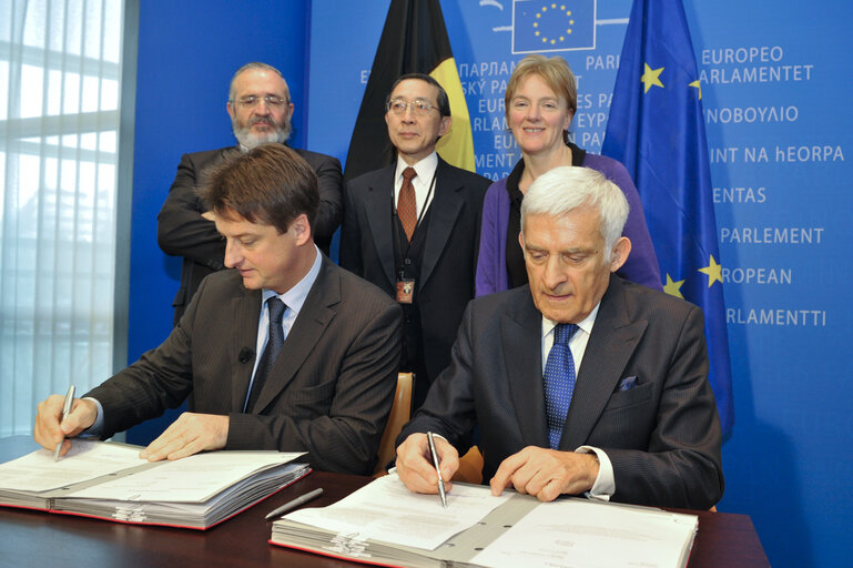 BUZEK Ceremonial signing of co-decision legislation LEX